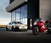 O dobro da adrenalina o protótipo do Audi e-tron GT e a Ducati Panigale V4 R